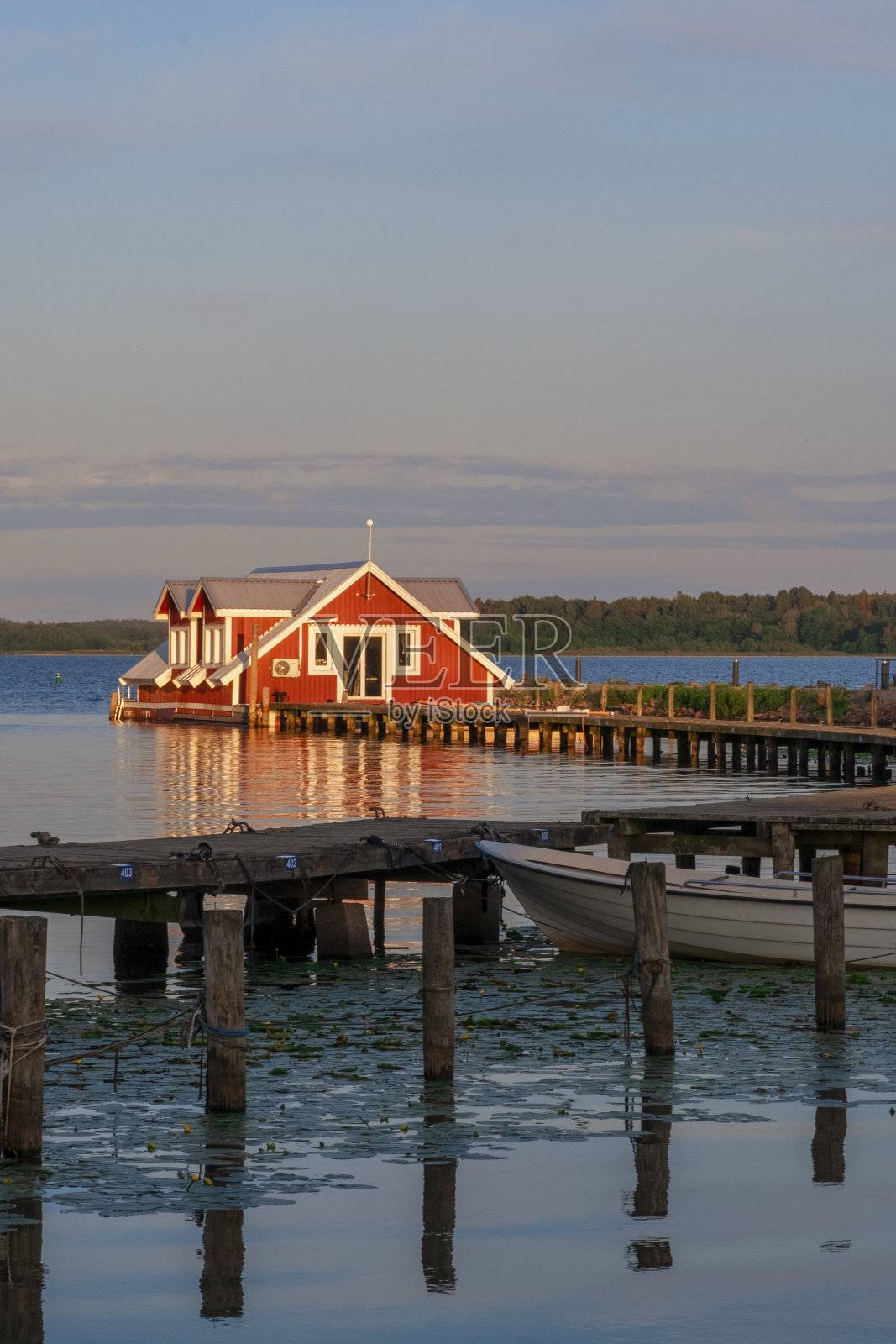 瑞典，有码头和小木屋的湖照片摄影图片