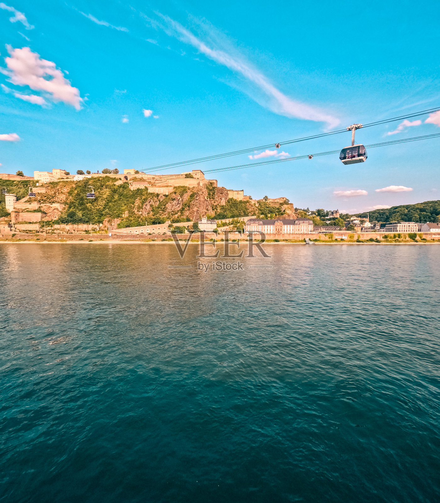 从莱茵河上俯瞰历史悠久的德国城市科布伦茨的风景照片摄影图片
