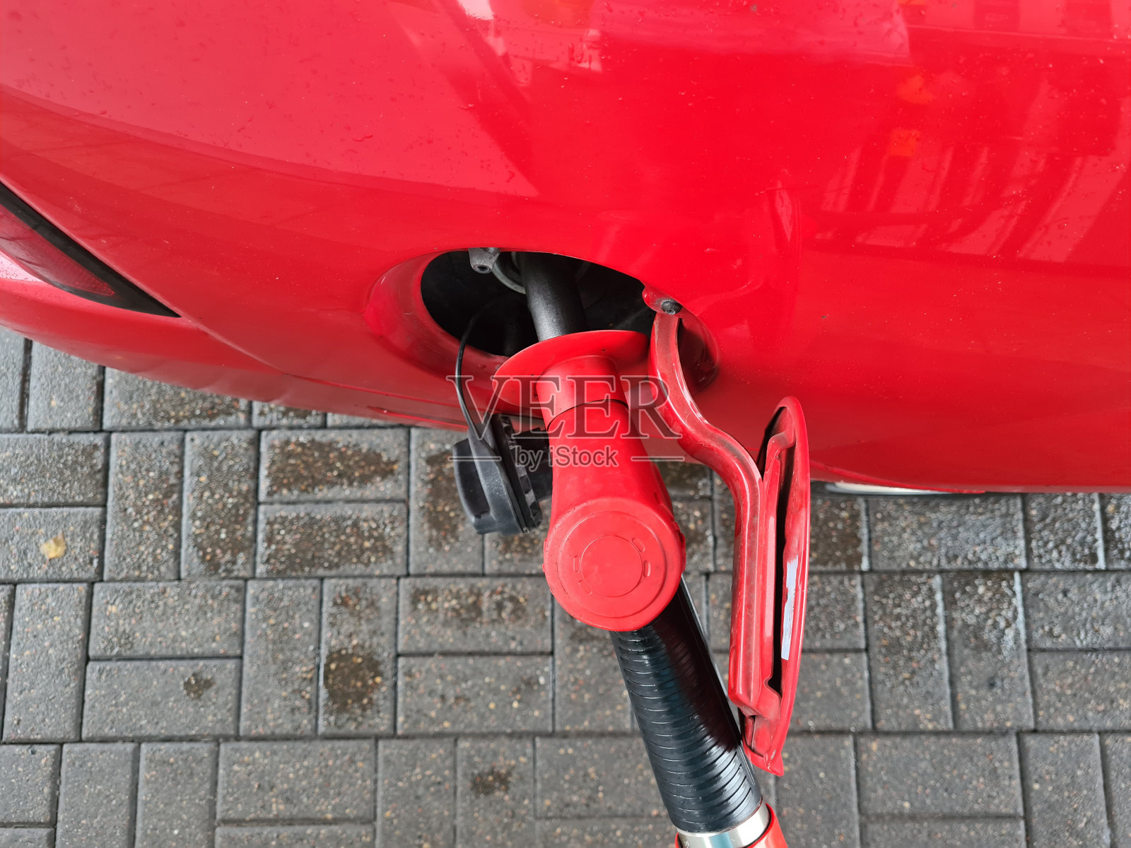 在加油站油箱的喷嘴上为汽车加油照片摄影图片