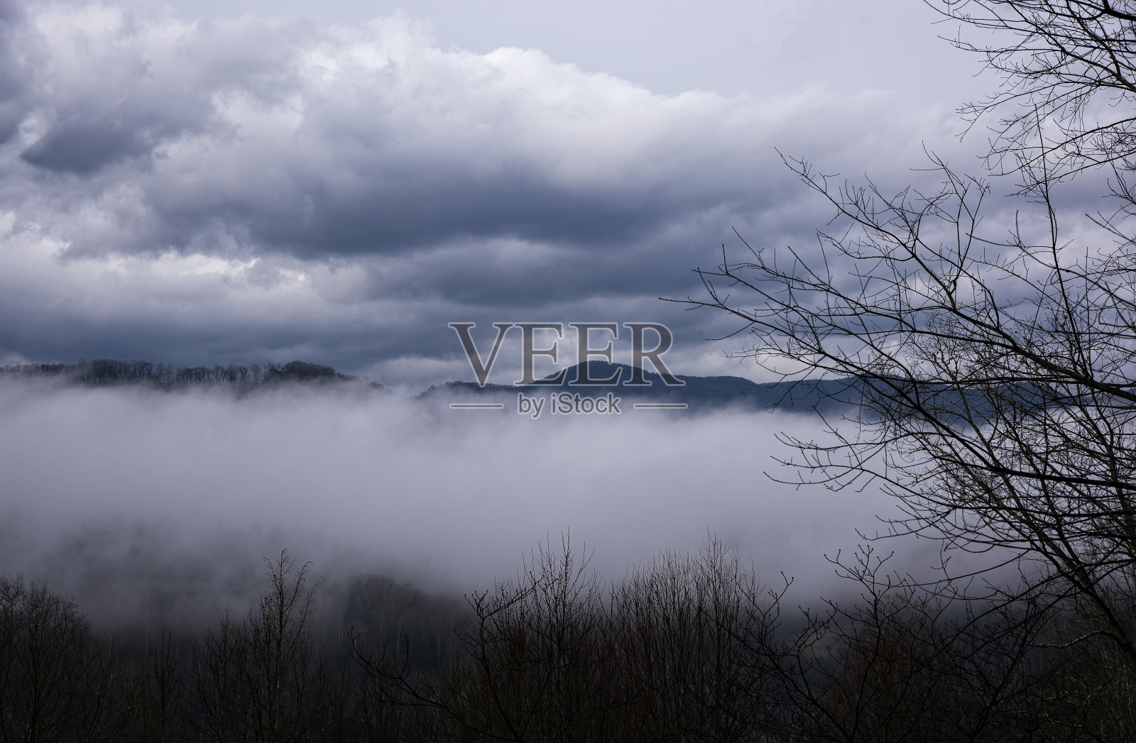 雾滚滚进入北卡罗莱纳州西部的山谷照片摄影图片