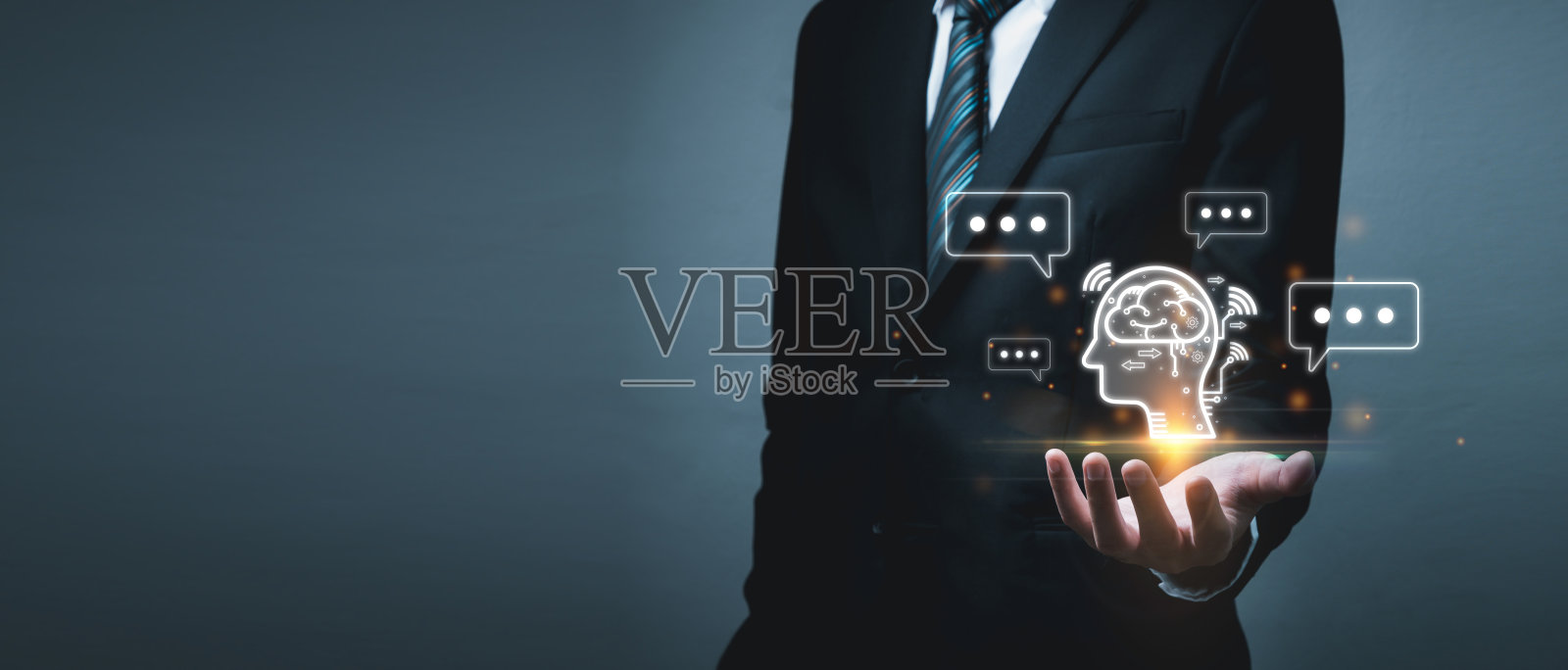 聊天机器人AI。商人们用虚拟图形AI聊天机器人技术图标图在手，人工智能，未来科技，商业发展经理，数字营销概念照片摄影图片