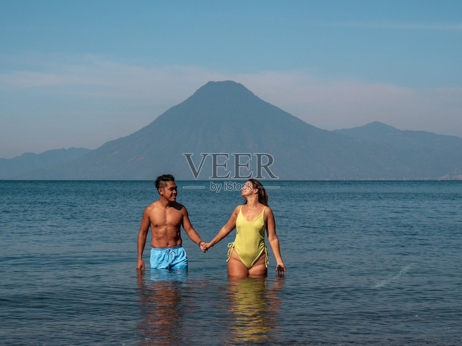 多种族夫妇在湖里游泳照片摄影图片