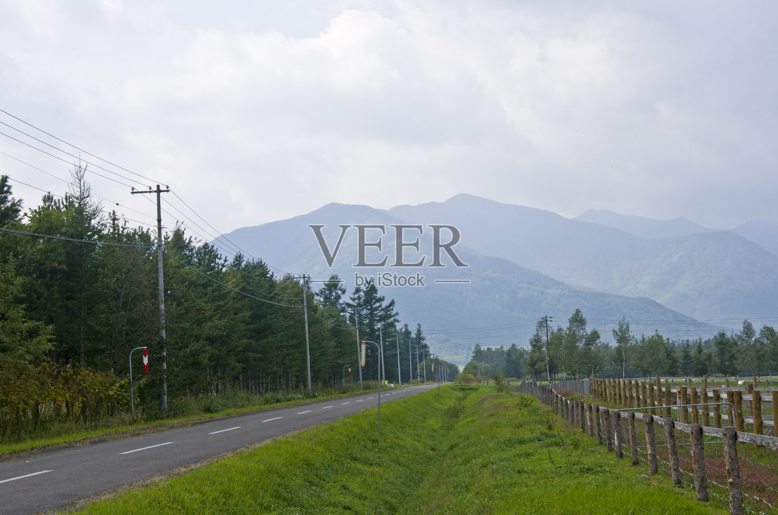日本北海道大宽镇的飞高山脉风景。照片摄影图片