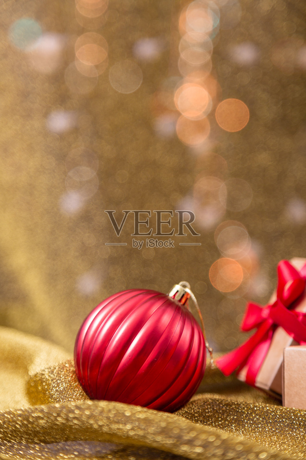 散焦灯光背景上的圣诞球。照片摄影图片