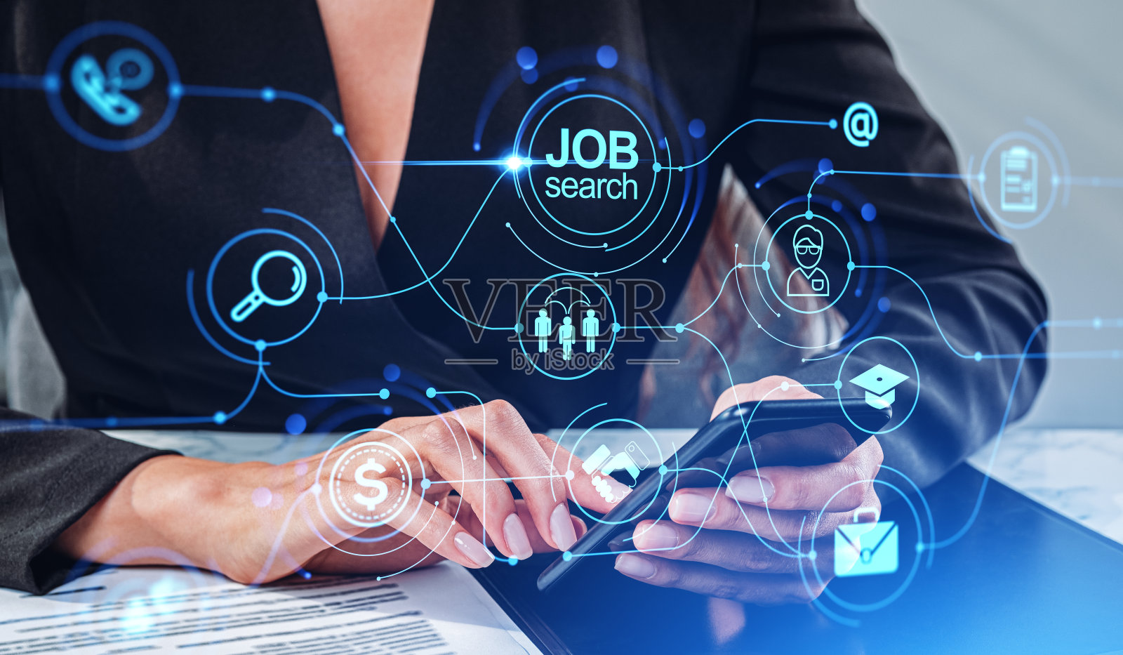 女人用手指触摸智能手机，工作搜索全息图，上面有发光的商业图标照片摄影图片