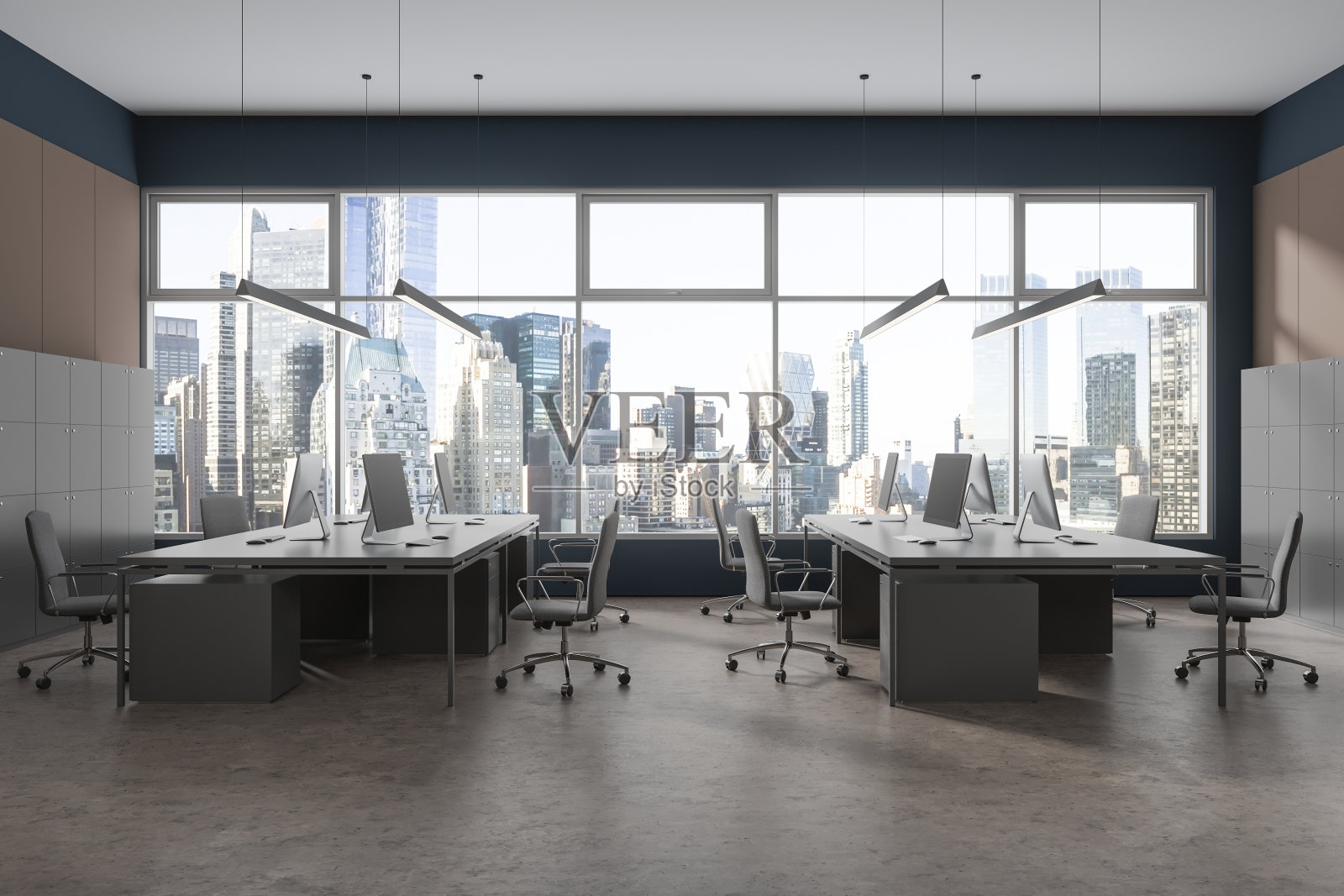 极简主义的共同工作室内与pc显示器和工作区附近的窗口照片摄影图片