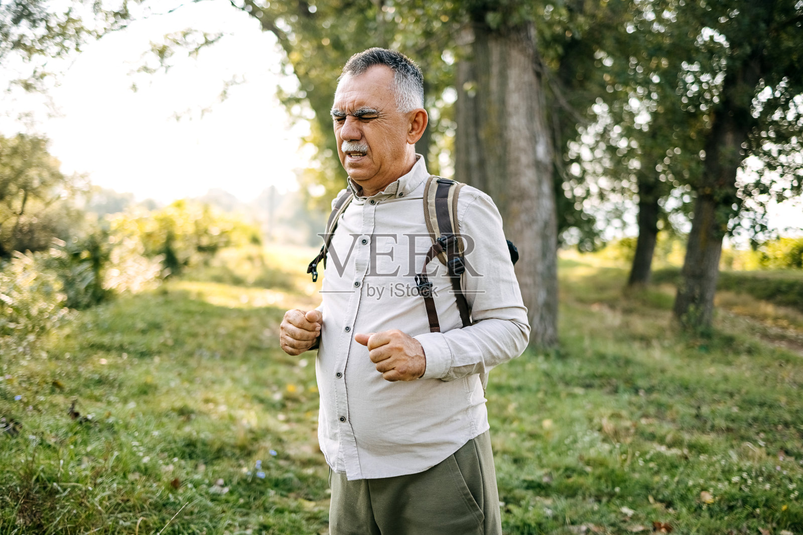 男人感到受伤照片摄影图片