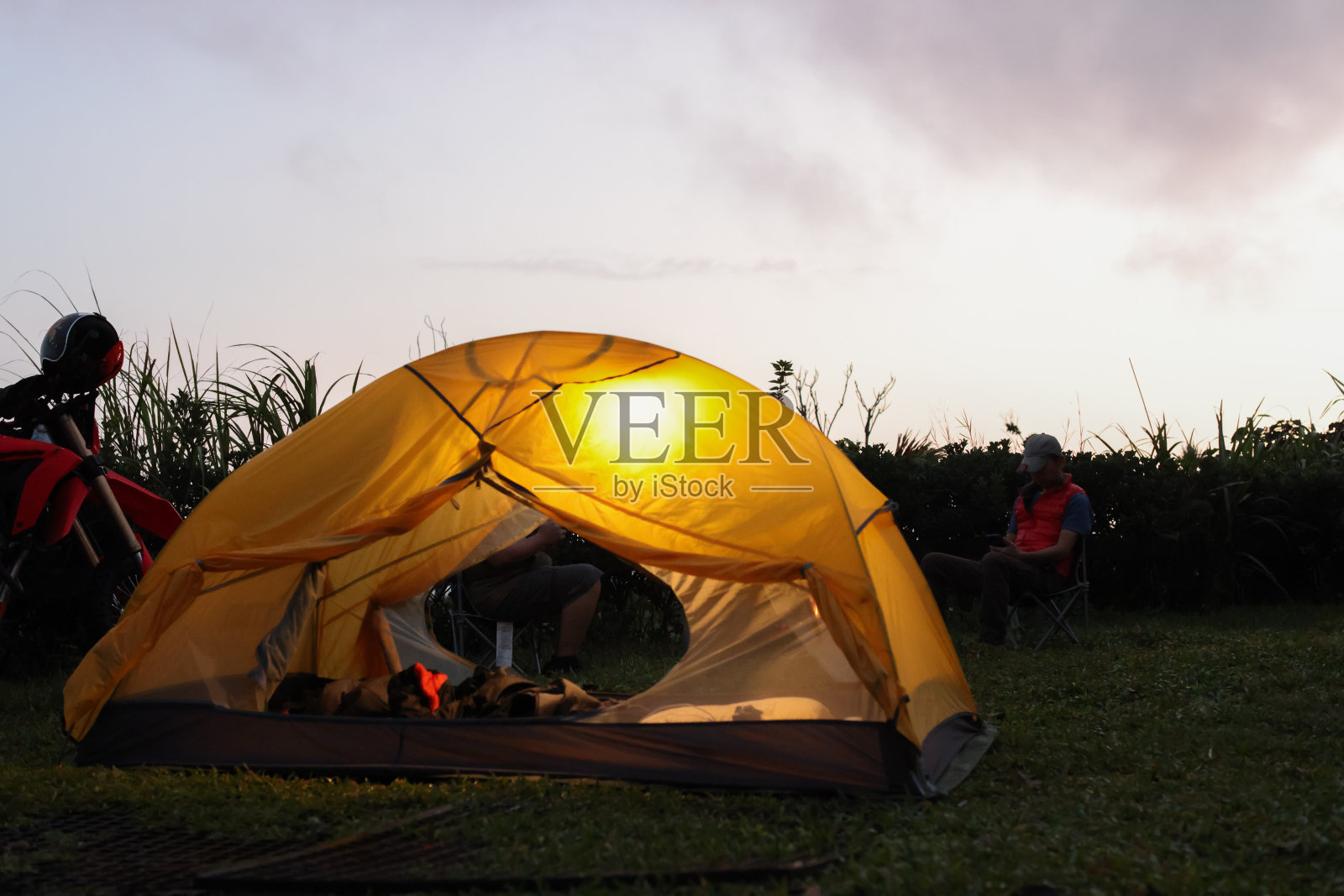 在营火旁享受治愈的时刻照片摄影图片