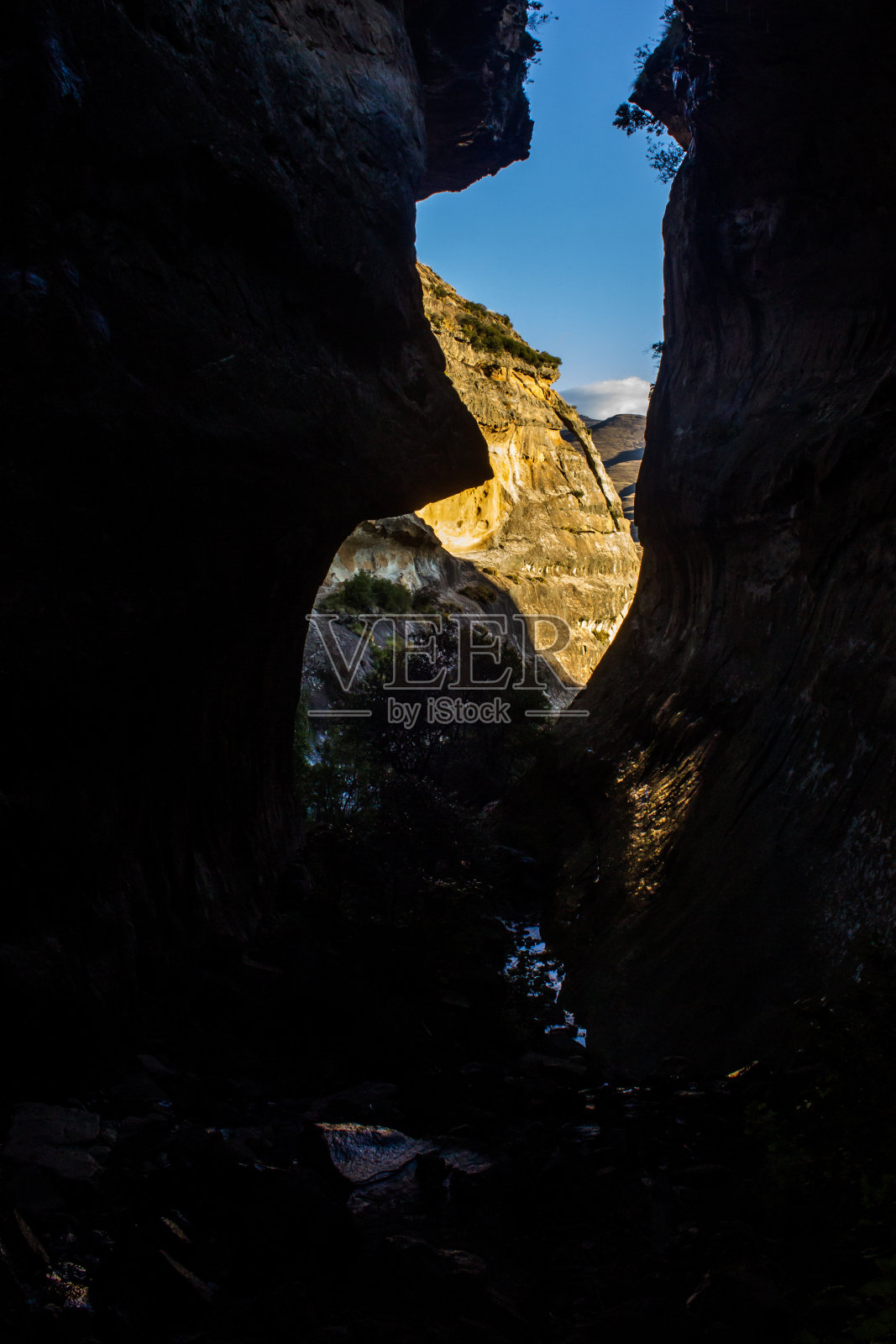 透过德拉肯斯堡山脉峡谷入口的砂岩拱门。照片摄影图片