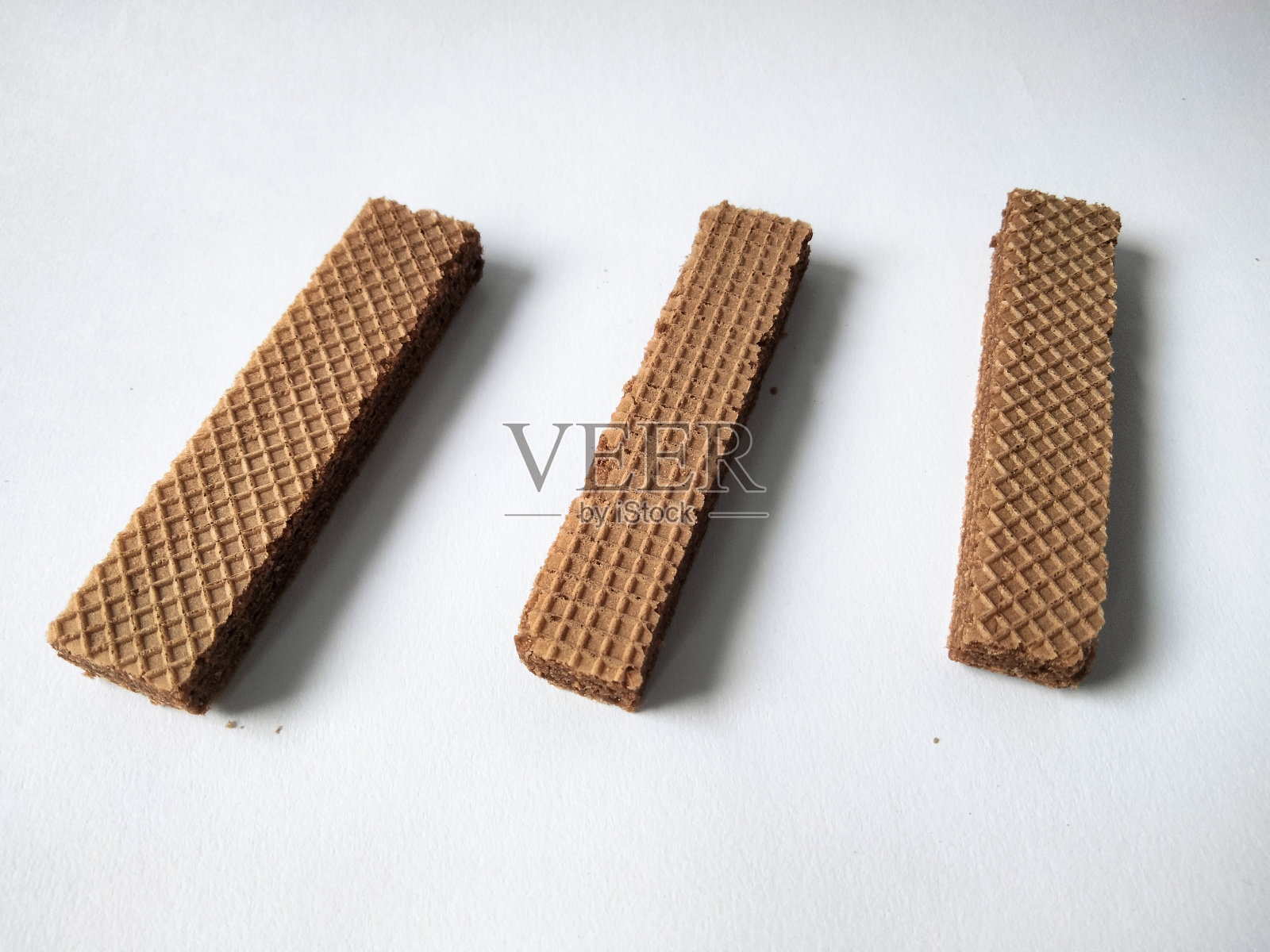 白色背景上的巧克力薄饼照片摄影图片