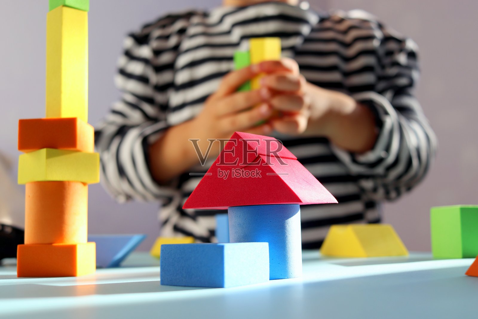 房间里有多种颜色的逻辑玩具照片摄影图片