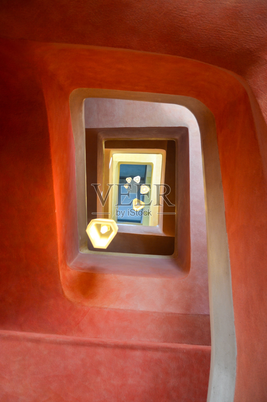 红色楼梯顶上挂着一盏吊灯照片摄影图片