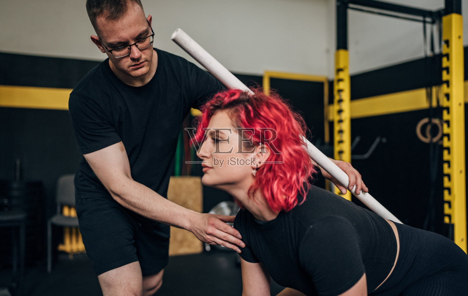 健身教练协助女性照片摄影图片