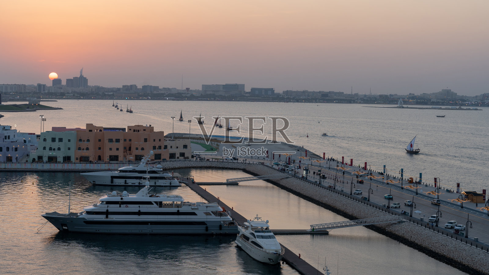 多哈美丽天际线的鸟瞰图（含众多办公和住宅楼）照片摄影图片
