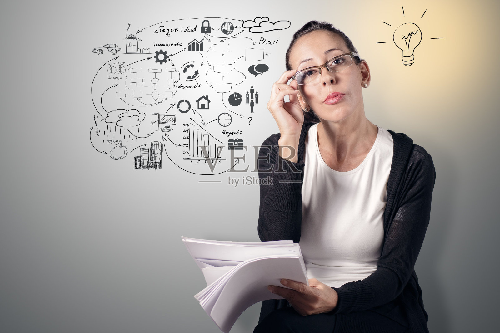 年轻女子拿着一些文件，戴上眼镜照片摄影图片