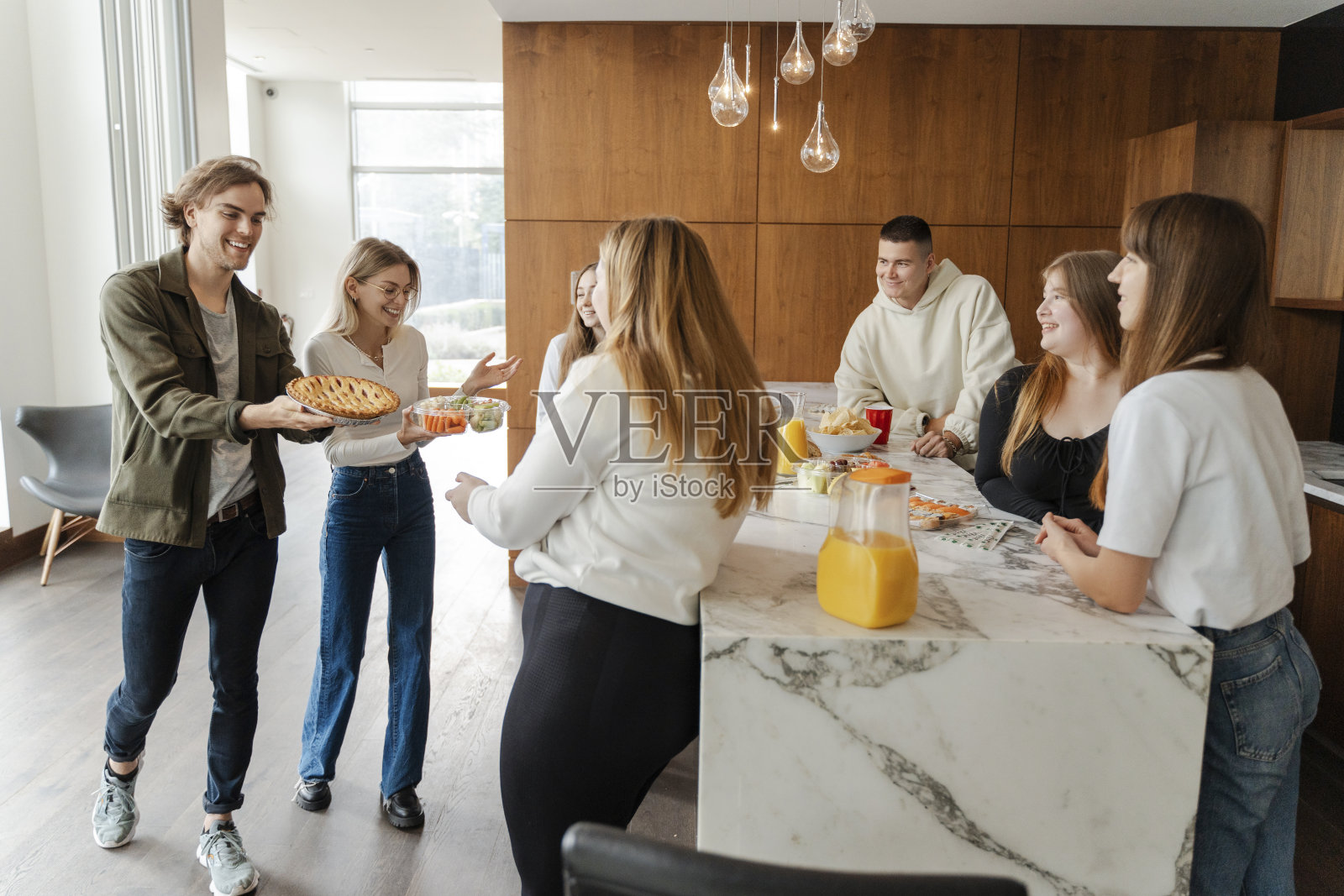 积极的朋友在家里庆祝生日，享受公司聚会照片摄影图片