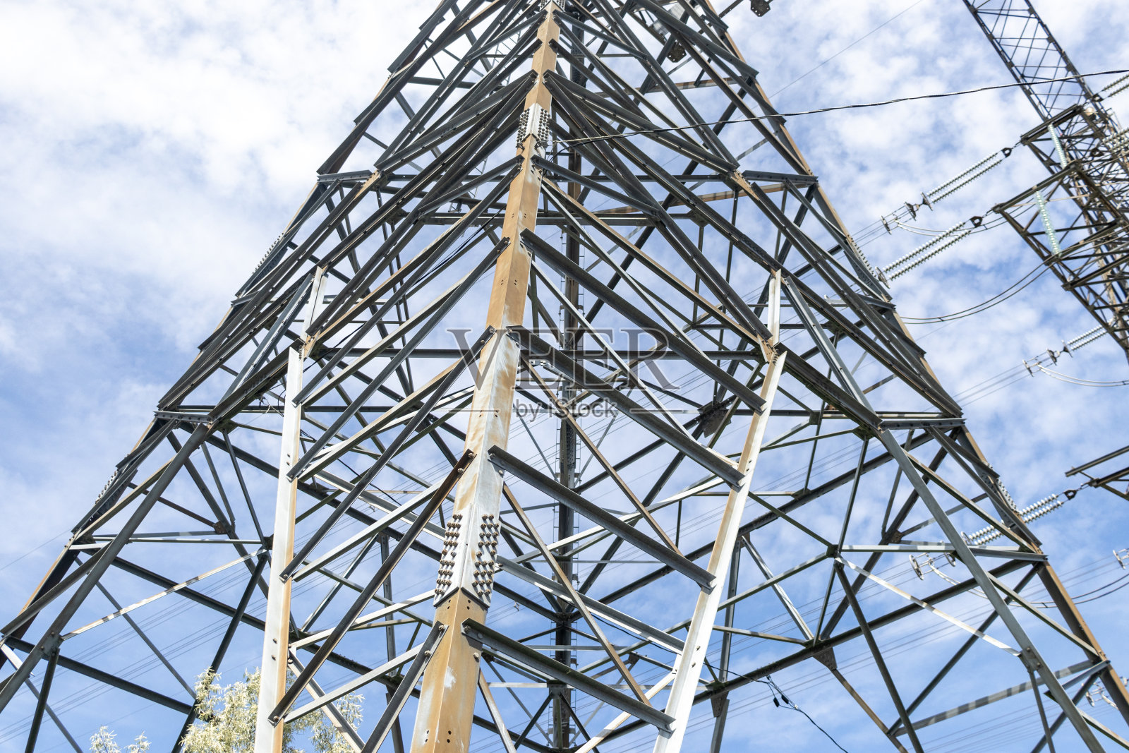 电力塔-多云天空-低角度视图照片摄影图片