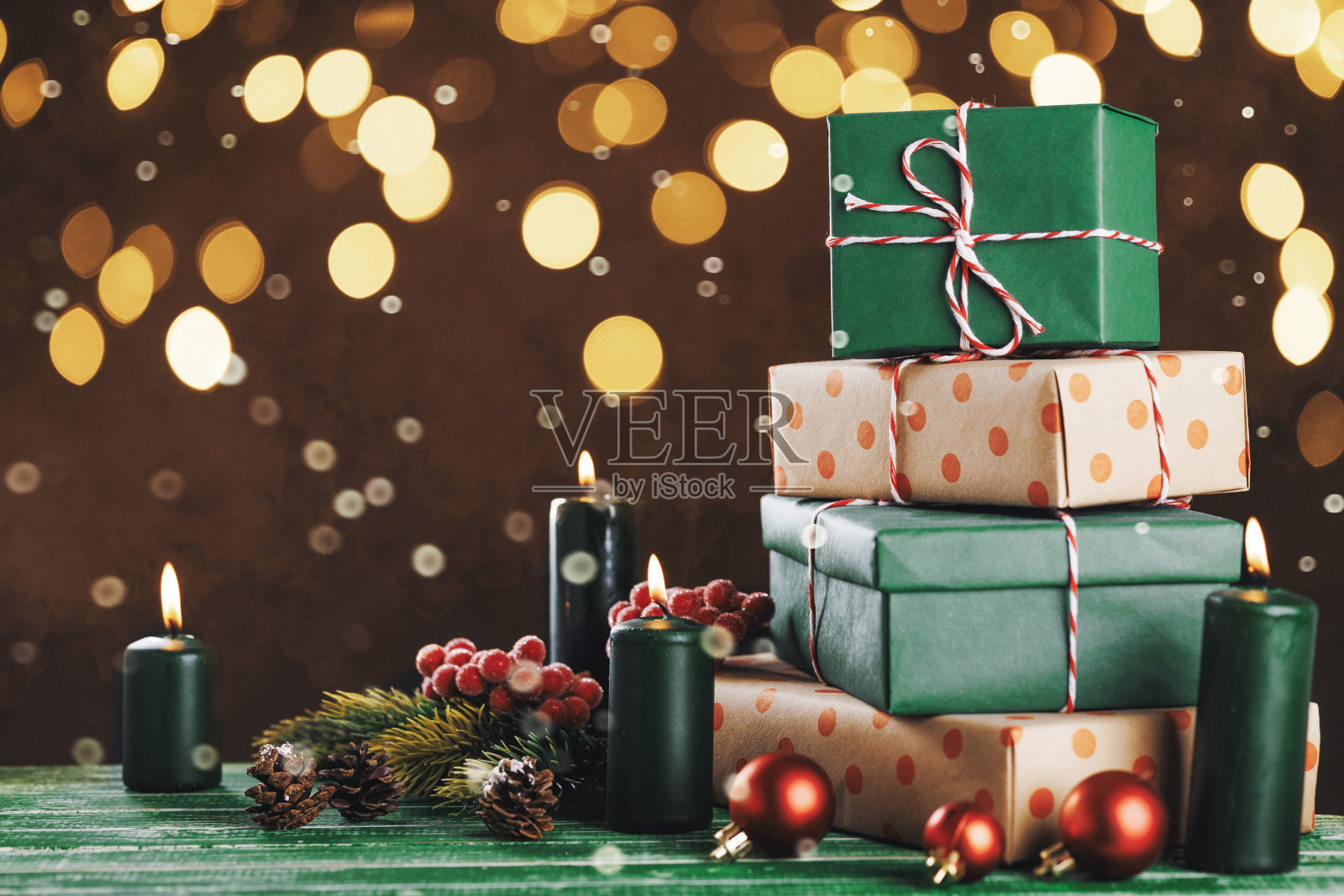 餐桌上装饰着圣诞礼品盒照片摄影图片