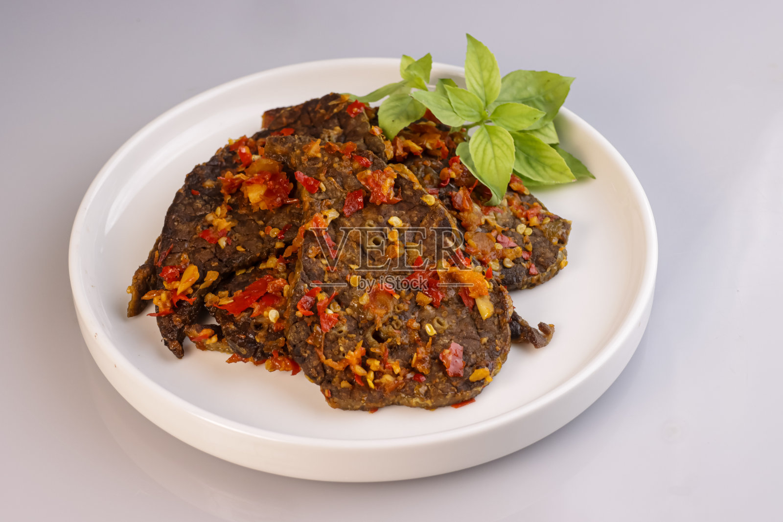 Paru Goreng Balado是用辣酱炒肺。照片摄影图片