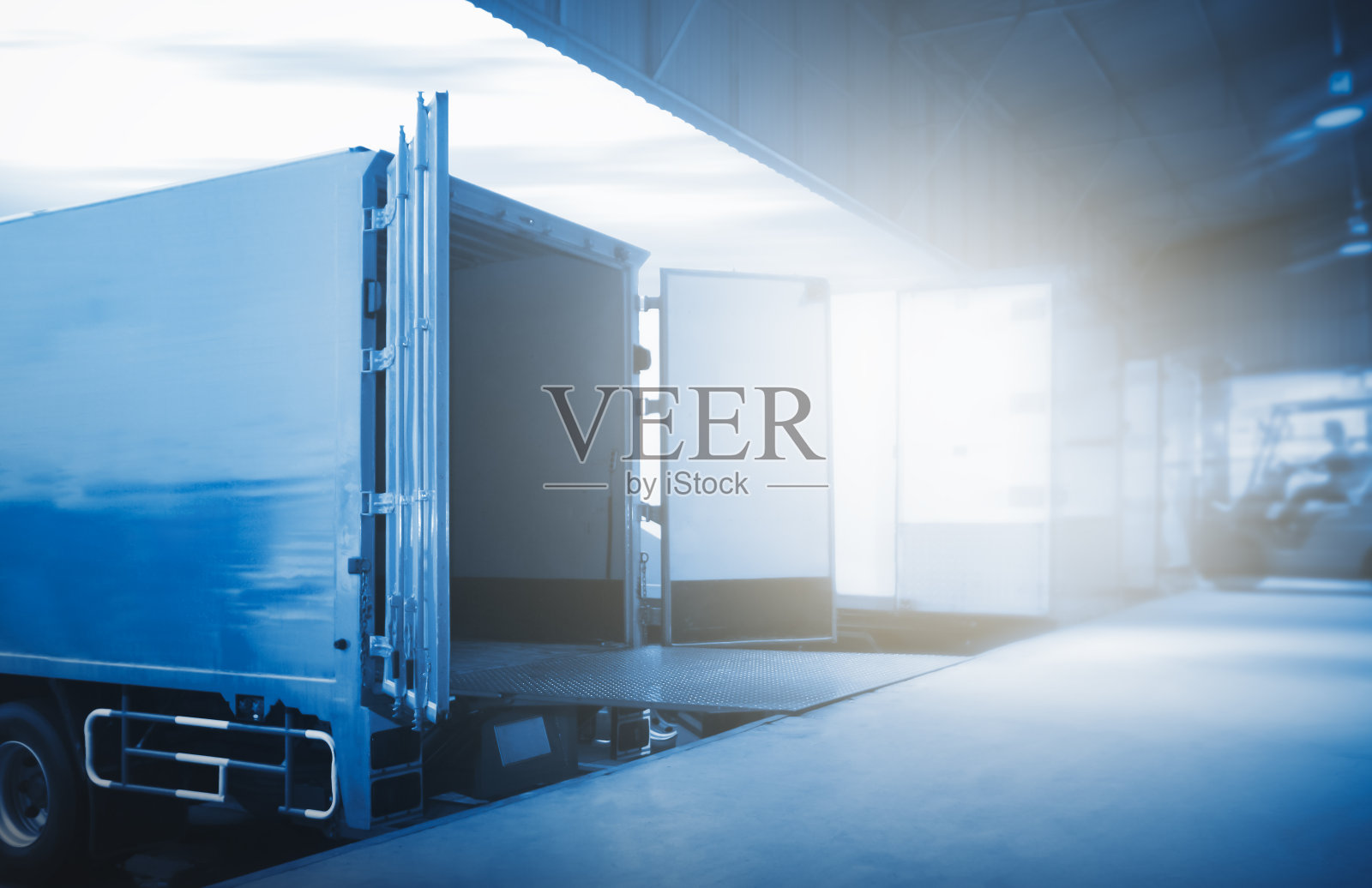 在仓库港口装货的卡车。集装箱卡车。仓库运输，货物运输。货运卡车物流，货物运输。照片摄影图片