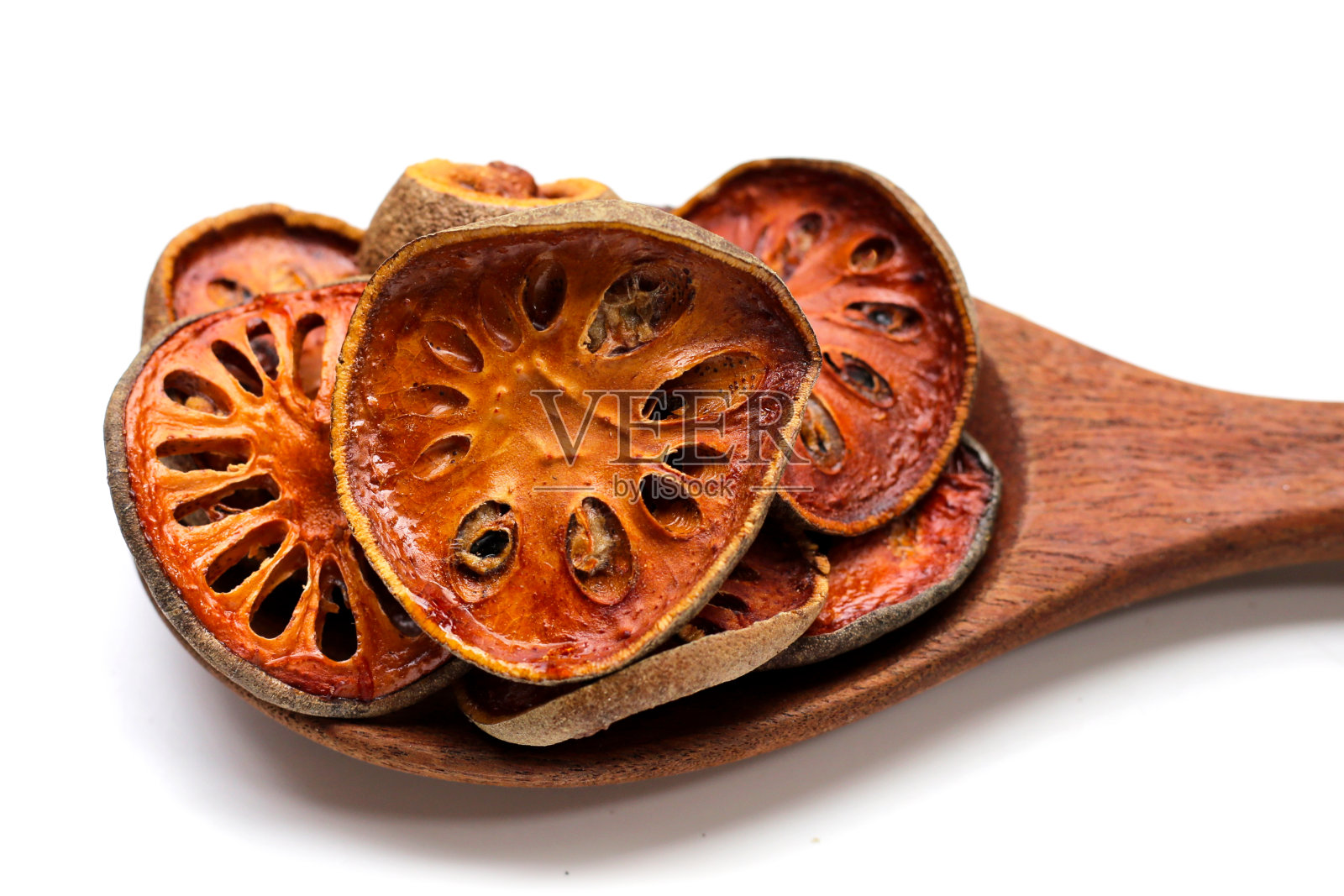 白底干bael水果片。照片摄影图片