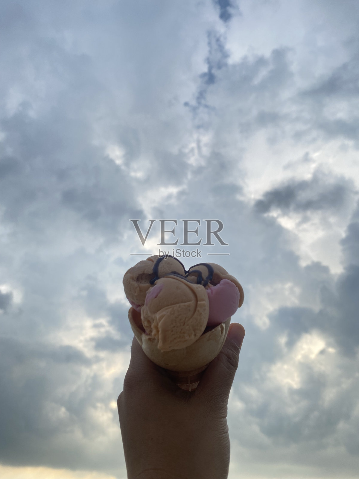 泰国茶冰淇淋在天空照片摄影图片