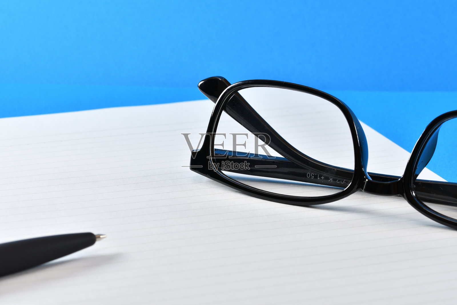 眼镜、笔记本和笔照片摄影图片