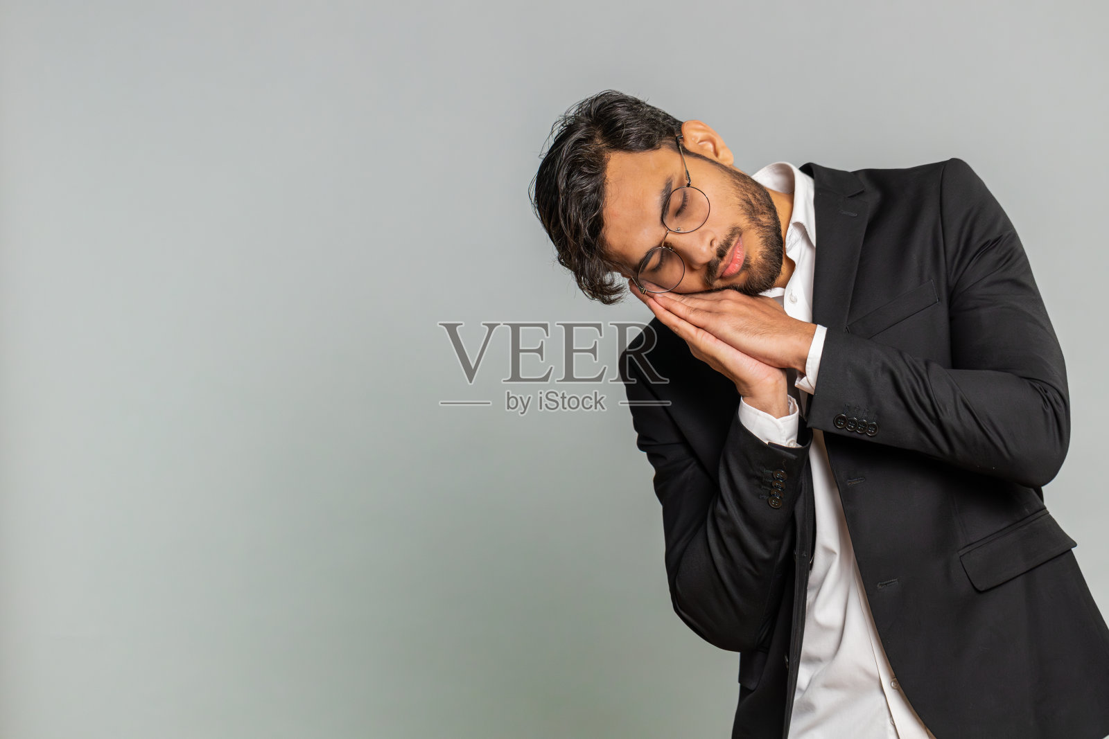 疲惫不堪的商人哈欠连天，懒惰无聊的人睡眠不足，睡着了，休息一下，放松一下照片摄影图片