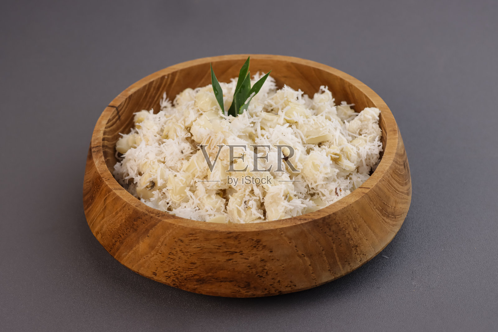 Grontol Jagung是印度尼西亚传统小吃，由煮玉米撒上磨碎的椰子制成。照片摄影图片