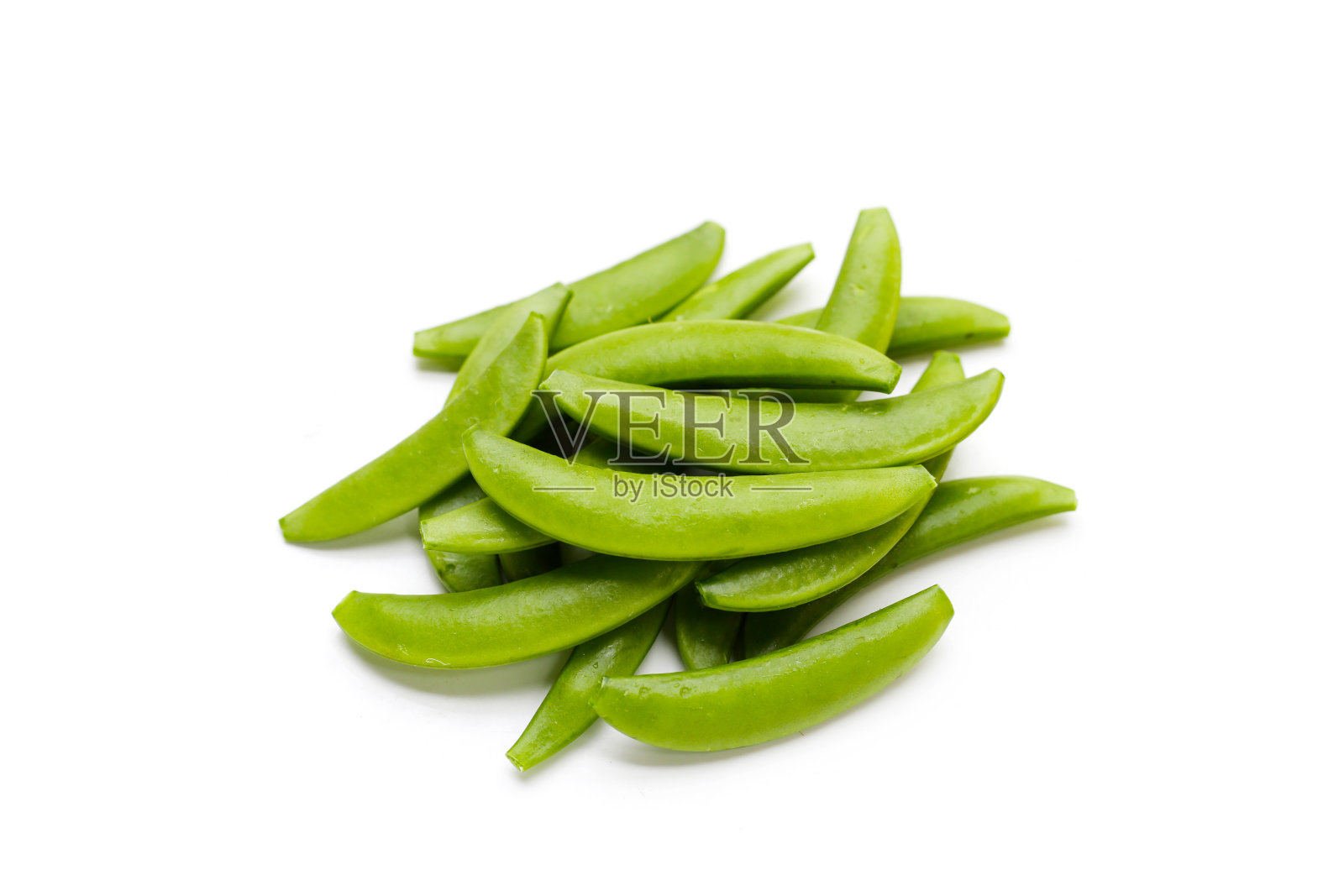白色背景上的新鲜青豆。照片摄影图片