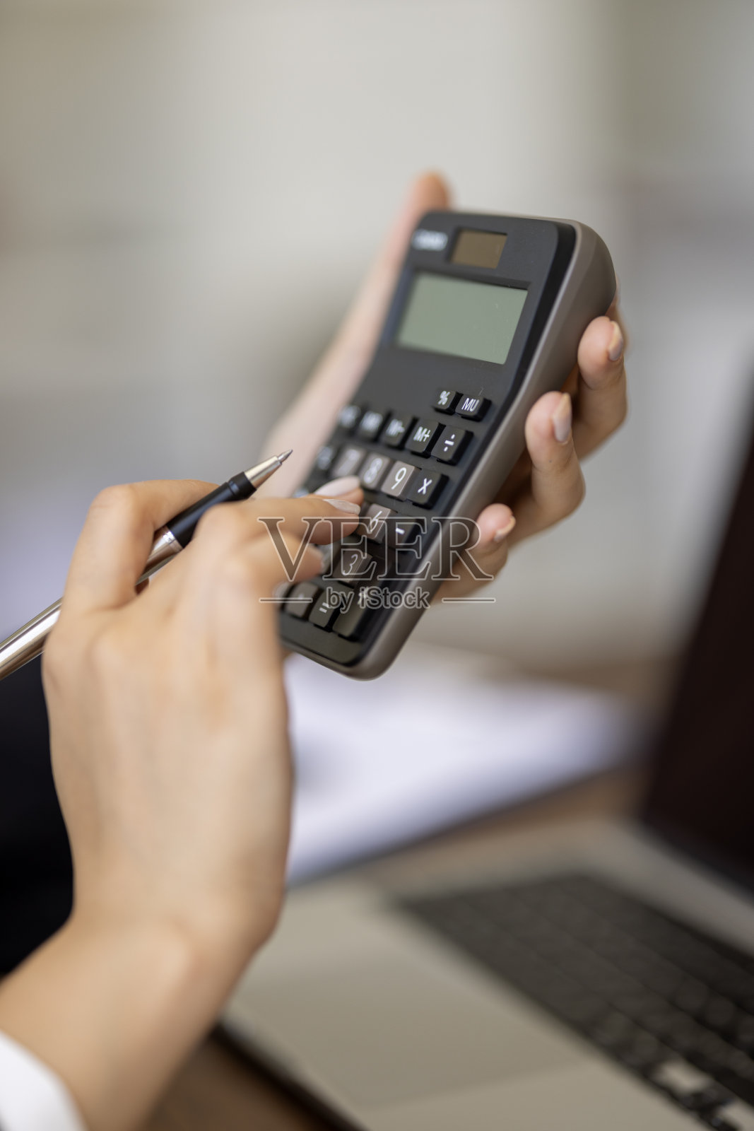 女会计或银行家计算的手。照片摄影图片