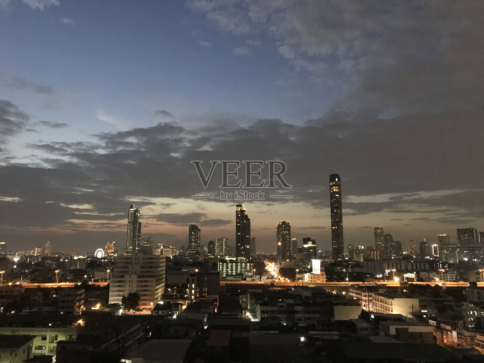 曼谷摩天大楼的日落天空照片摄影图片