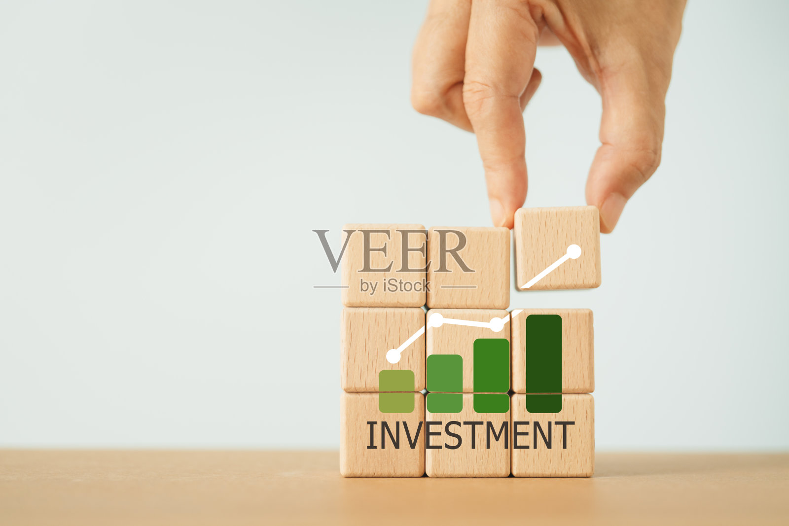 手工排列的木制立方体，上面有投资文字和增加的图形，包括商业增长成功过程概念的复制空间照片摄影图片