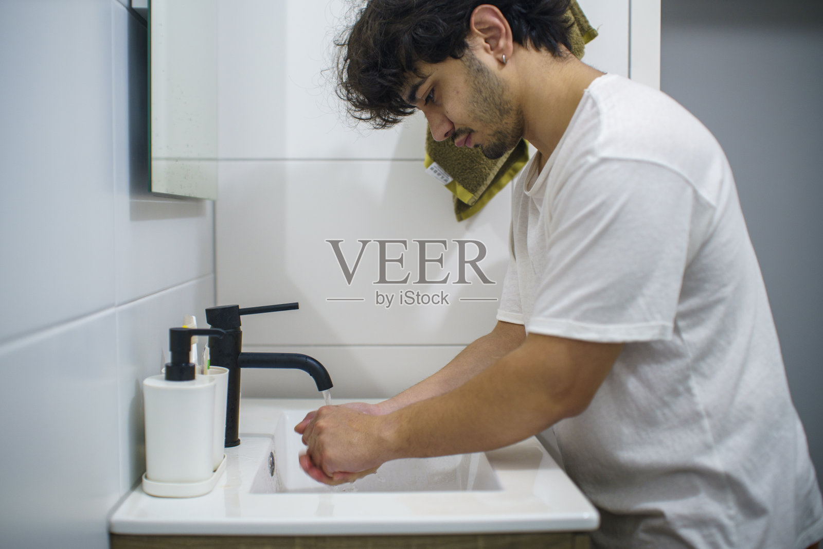 这个人正在洗手照片摄影图片