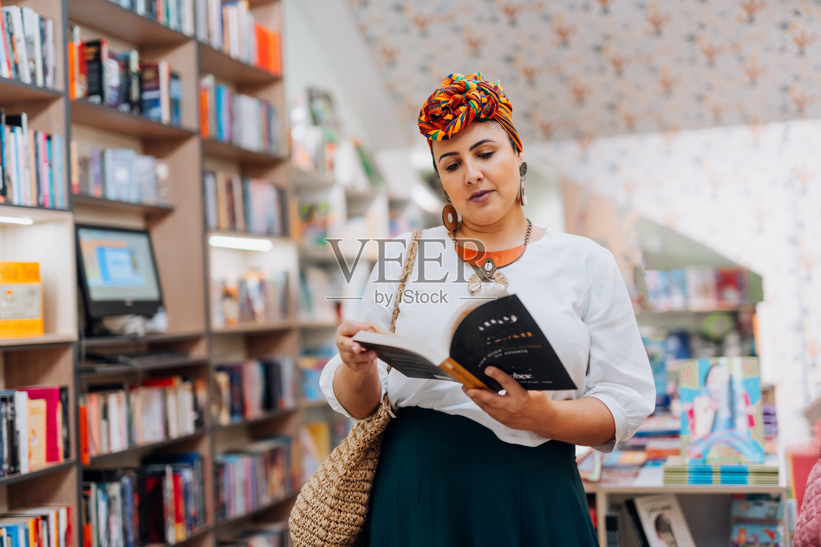 在书店看书的女人照片摄影图片