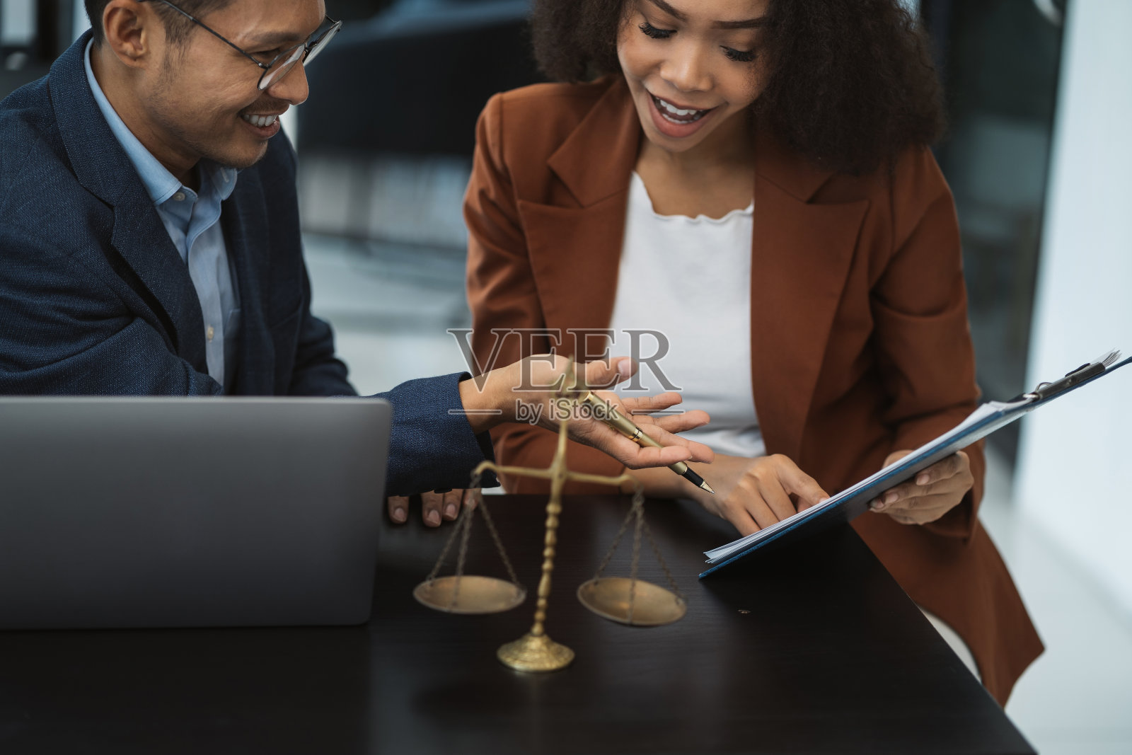 业务律师团队合作，在法庭上努力进行法律立法工作，帮助客户。照片摄影图片