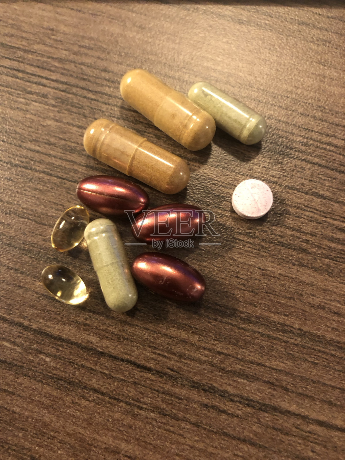 服用维生素照片摄影图片