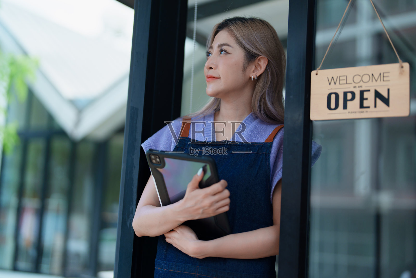 创业成功的小企业主中小美女女孩站在平板咖啡店餐厅，亚洲棕女咖啡师咖啡馆老板，企业家卖家经营理念照片摄影图片