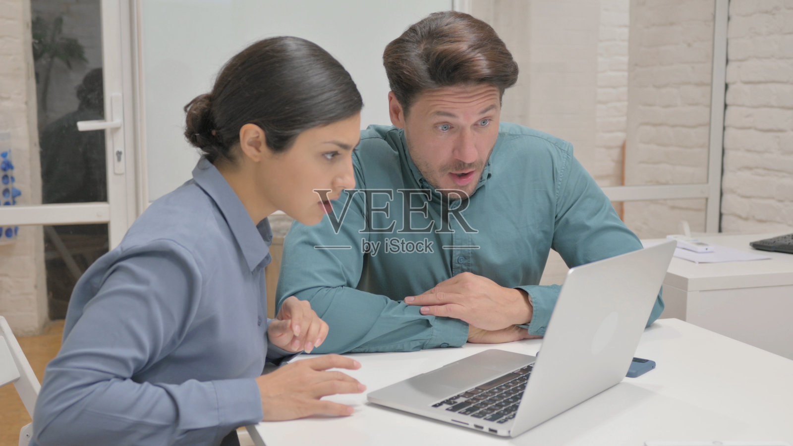 商界人士对失去职位的反应照片摄影图片