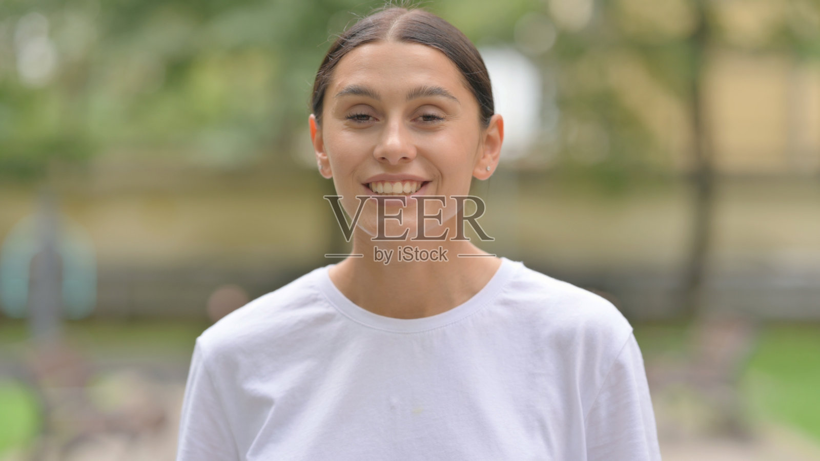 博客西班牙裔妇女站在户外视频聊天照片摄影图片