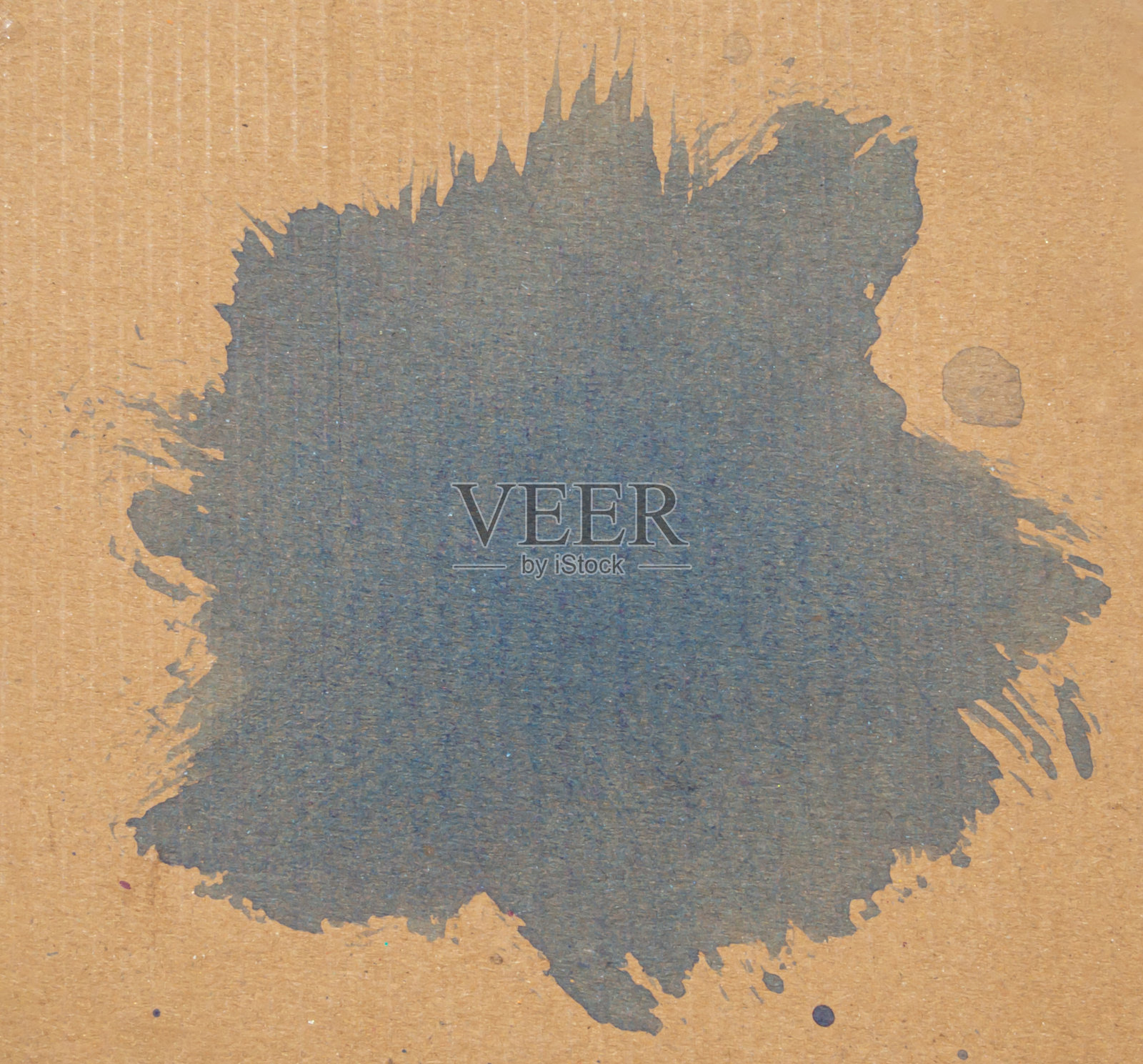 撕开一张瓦楞纸，涂上蓝色。水彩飞溅照片摄影图片