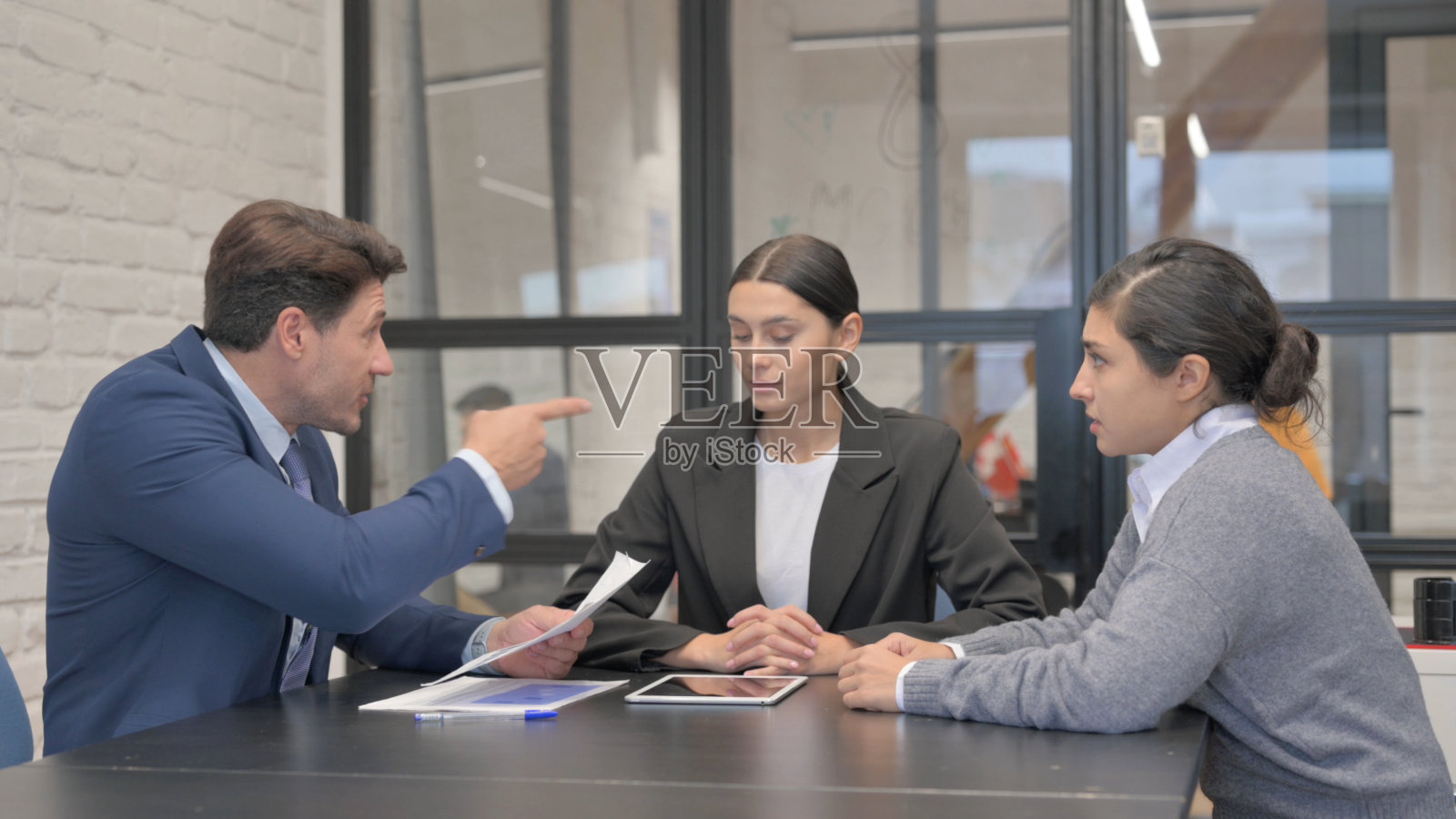 愤怒的多民族商人在争吵照片摄影图片