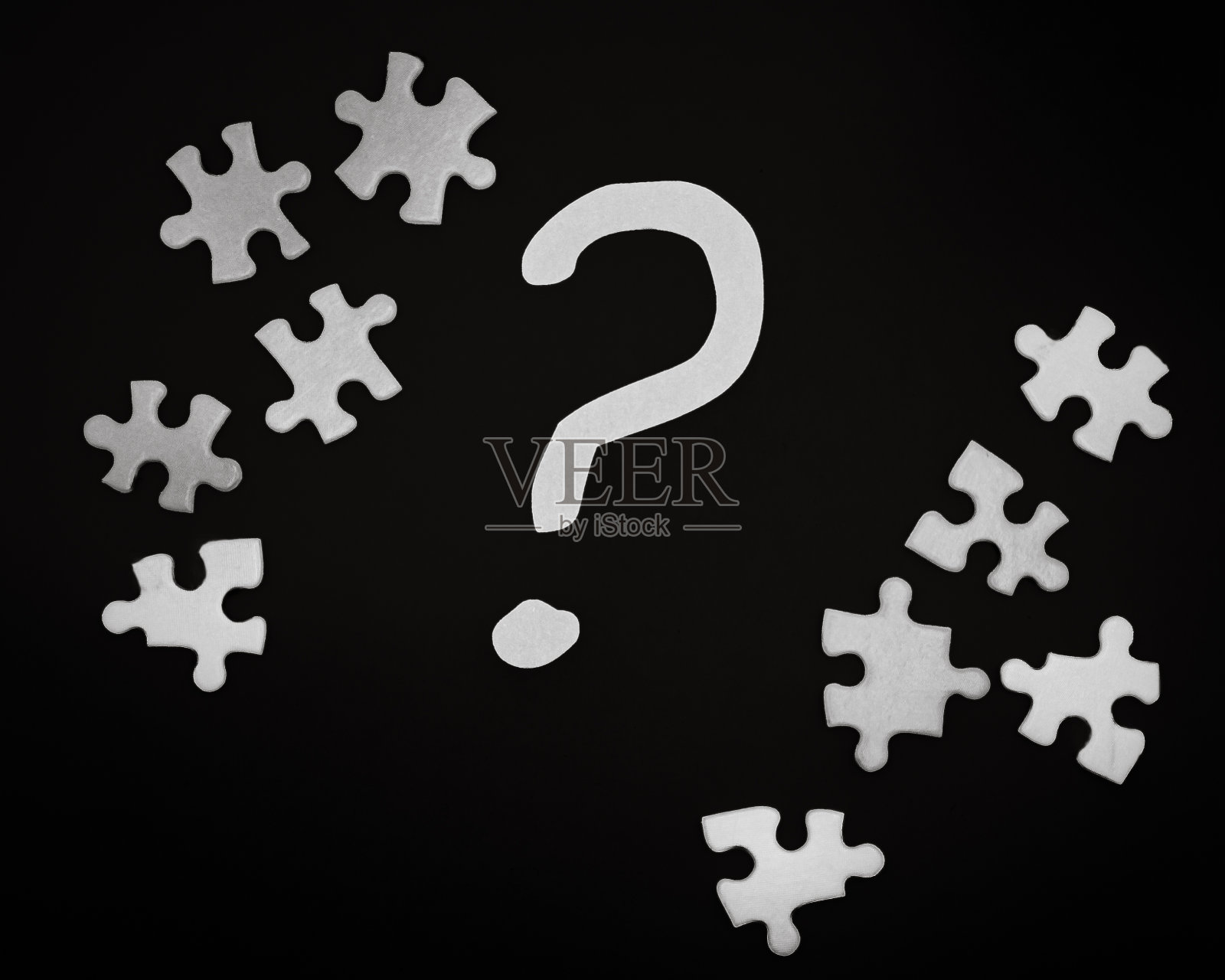 问号和拼图碎片孤立的黑色背景。商业概念、想法、问题或问题解决方案照片摄影图片