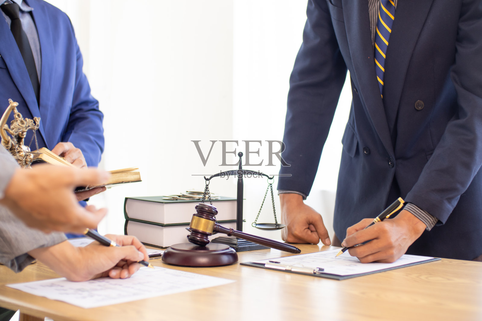 商人和投资者在公司法律顾问和证人面前签订房地产投资合同。在律师面前签署商人和投资者之间的合同照片摄影图片