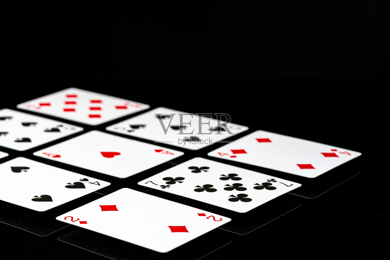 在黑色背景下打牌照片摄影图片