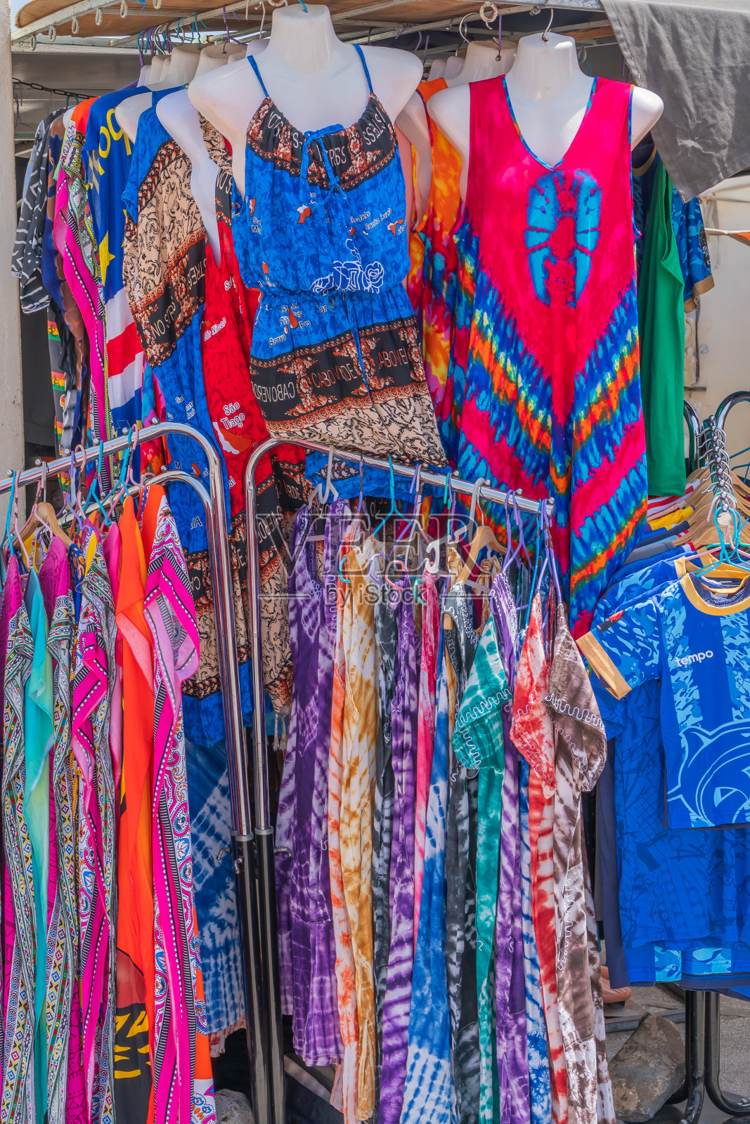 佛得角明德罗市场上五颜六色的裙子照片摄影图片