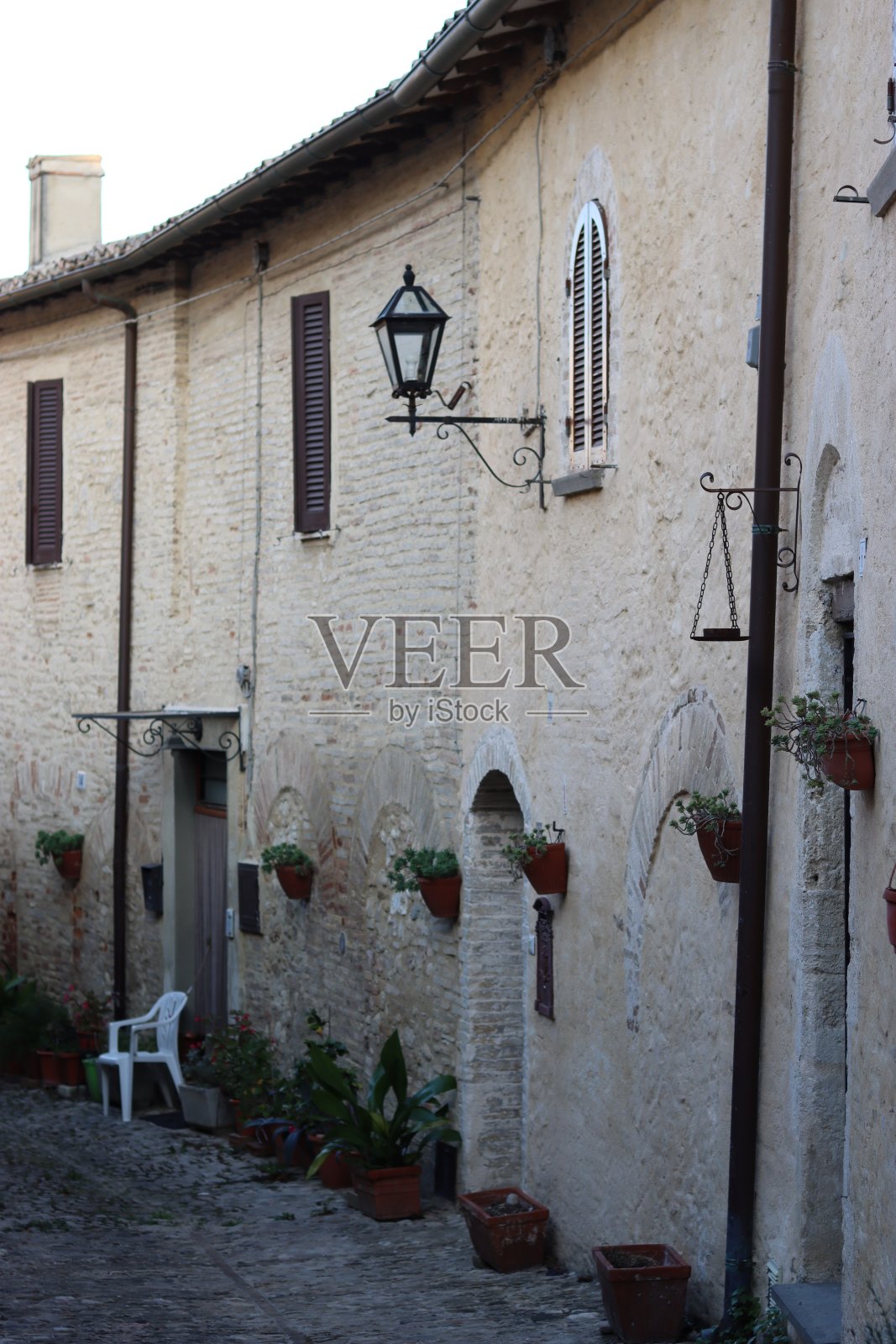 沿着历史悠久的老城区狭窄的后街欣赏风景照片摄影图片