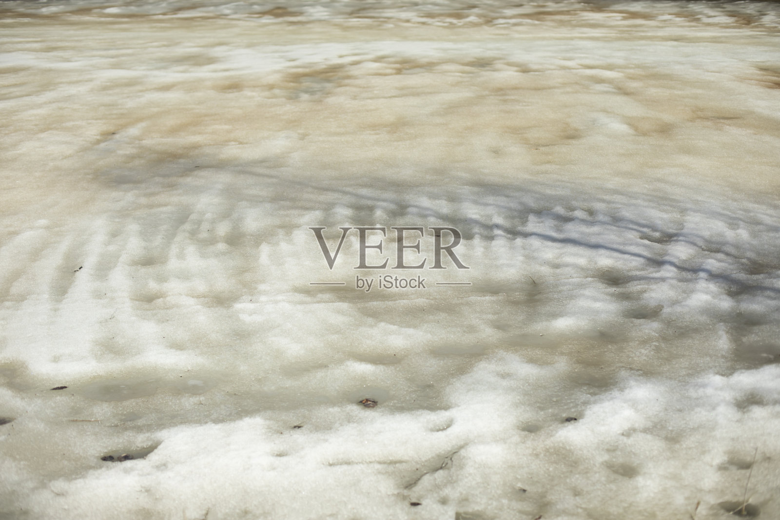 湖面上融化的雪。照片摄影图片