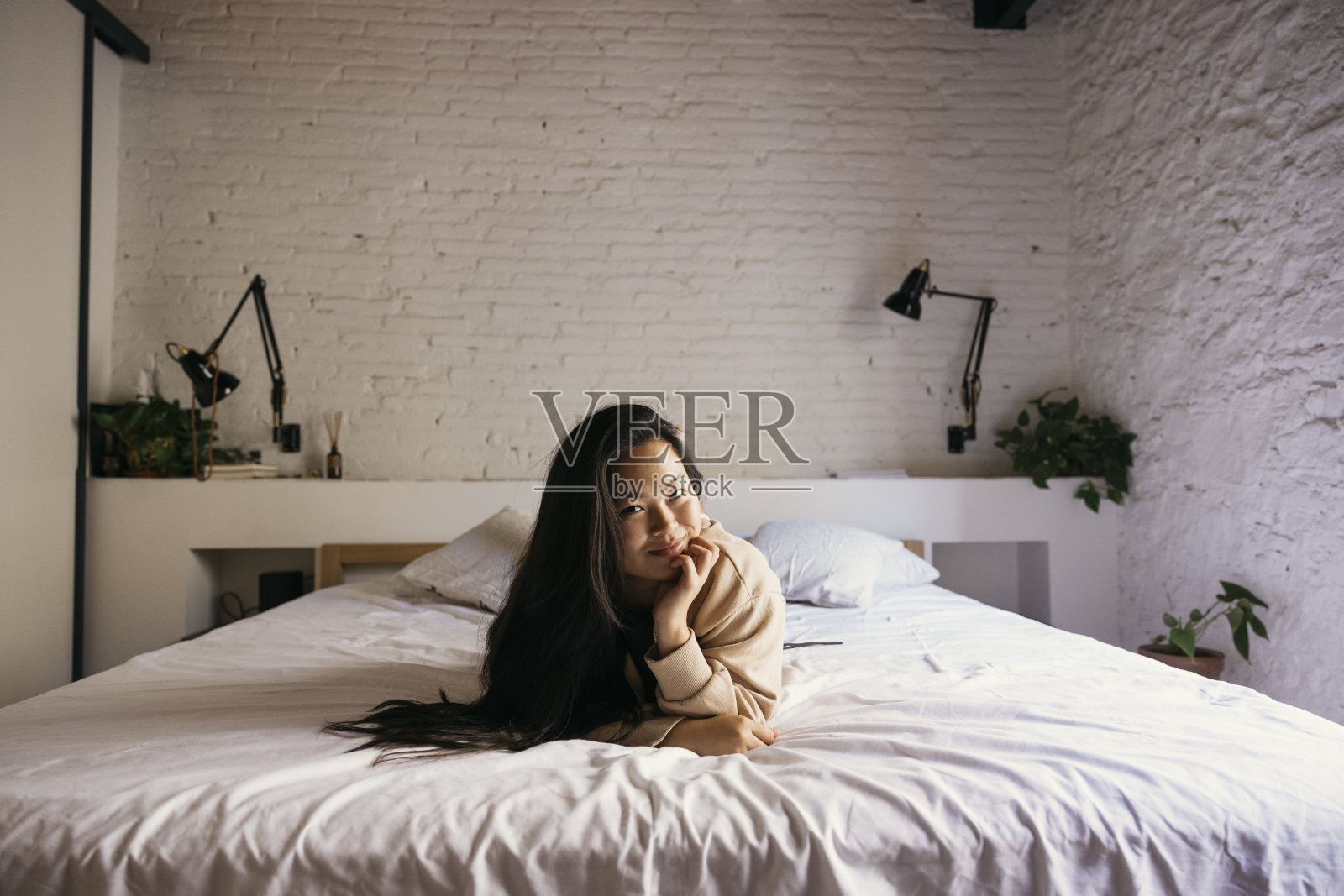 年轻女子躺在床上的肖像照片摄影图片