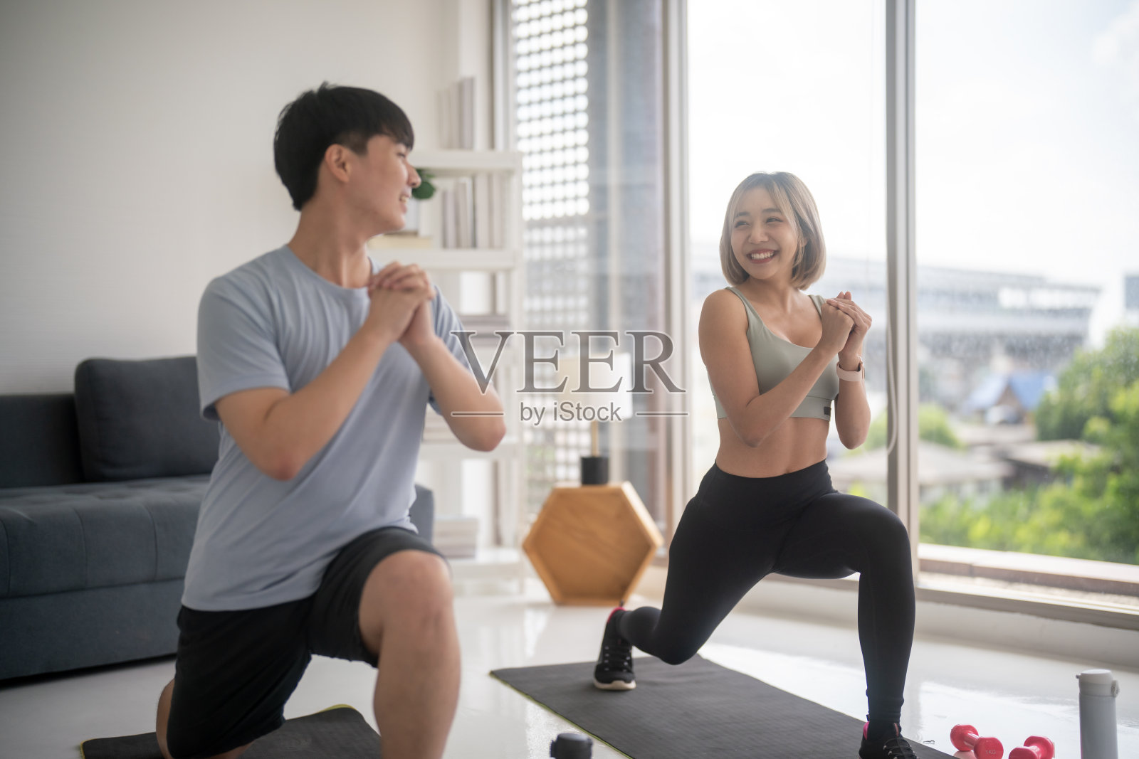 夫妻在家里一起锻炼。照片摄影图片